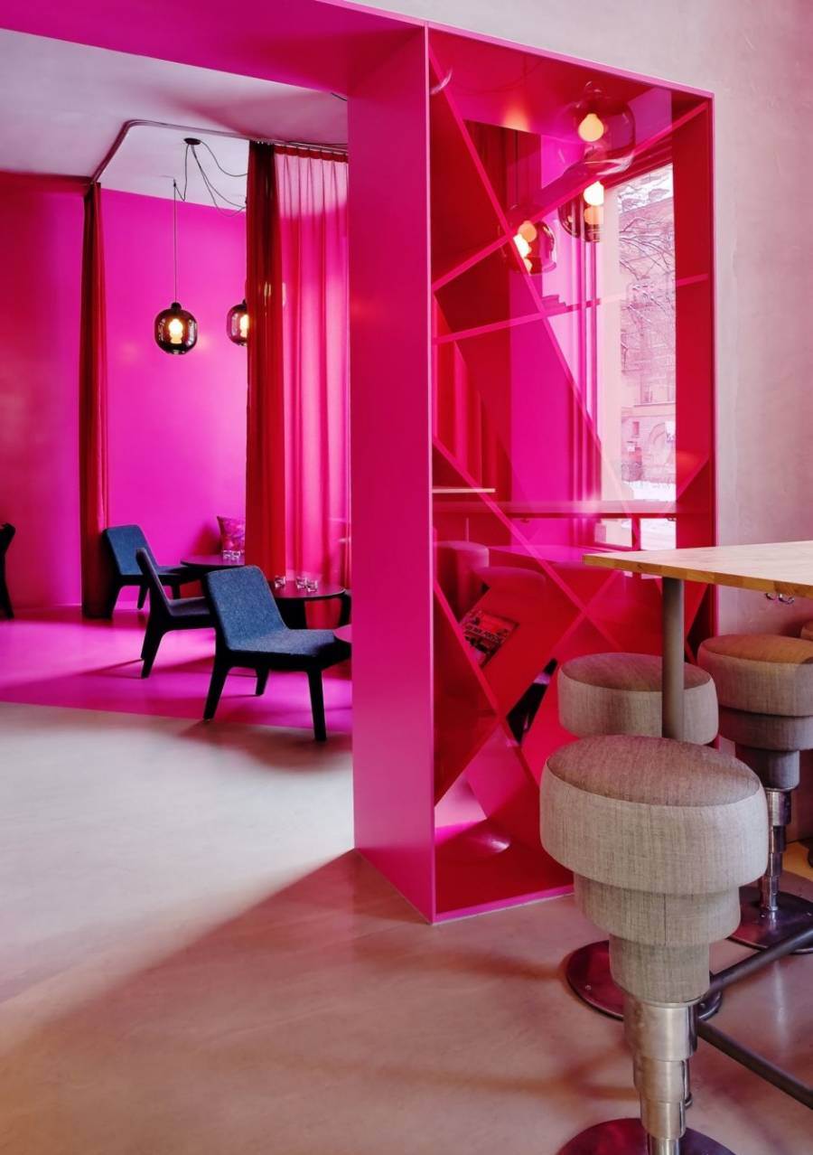 pembe paravan ve duvar rengi ile şık cafe dekorasyonu modeli · Kadınca