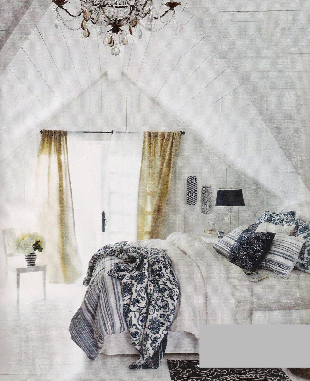 siyah beyaz desenli yatak örtüsü ile beyaz ev dekorasyonu modeli