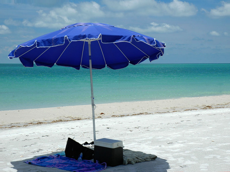 Морской зонтик. Пляжный зонтик. Зонт от солнца пляжный. Зонтик на пляже. Пляжный зонт на пляже.